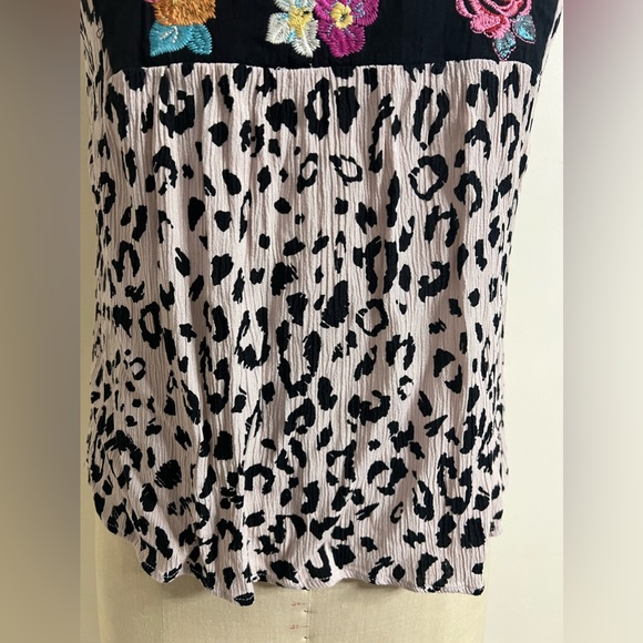 Savanna Jane Cheetah Colorful Embroidered Crinkled Blouse Size Small - Picture 2 of 8